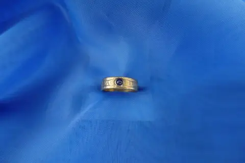1 ring af 333 guld med en granat cabochon