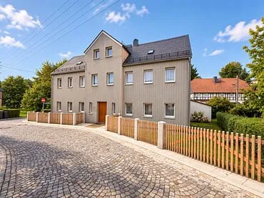部分翻新的住宅，带田园花园和停车位 – Schönbach