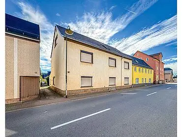 Casa bifamiliar con edificios anexos – Wildenfels