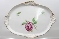 Oval porselenstallerken med håndmalt rosedekor, relieffrocailler og gullkant