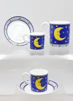 Sett med mokka- og kaffekopper med underskåler fra serien «Sun, Moon and Stars» (blå) av Villeroy & Boch, designet av designeren Paloma Picasso