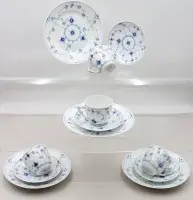 4 håndmalte porselens-kaffesett (kaketallerken, underkopp og kopp) i klassisk dekor "Musselmalet Halbspitze"