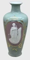 花瓶"Köppelsdorf"，青瓷绿，金彩和堆白女孩人物，高26厘米