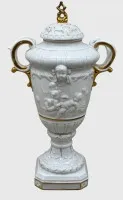 华丽花瓶，小天使酒神狂欢图案配金色装饰，高31厘米，19世纪，无款识？