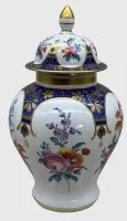 手绘瓷带盖花瓶，Dresden-Potschapell，钴蓝色，金色装饰和精细花卉绘画。高27厘米