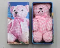 En miniatyr-bamse fra Tiny Tins-kolleksjonen av Hasbro fra 1990-tallet/tidlig 2000-tall, Molly, lengde 8 cm