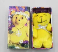 Miniatyr teddybjørn fra Tiny Tins-kolleksjonen av Hasbro fra 1990-tallet/tidlig 2000