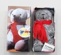 Miniatyr teddybjørn fra Tiny Tins-kolleksjonen av Hasbro fra 1990-tallet/tidlig 2000