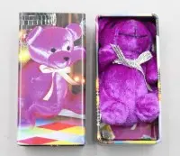Miniatyr teddybjørn fra Tiny Tins-kolleksjonen av Hasbro fra 1990-tallet/tidlig 2000