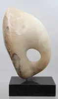 Abstrakt mid-century-skulptur i sten, formentlig alabast