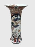 古董日本或中国伊万里瓷瓶，喇叭形，釉下蓝、铁红和描金。高37.5厘米