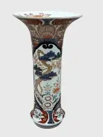 Antik japansk eller kinesisk Imari-porcelænsvase i trompetform, underglasurblå-, jernrød- og guldmaleri. H-37,5 cm