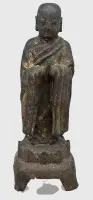 Kinesisk bronzefigur af en buddhistisk munk (som fx Ananda eller Mahakasyapa) fra Ming-dynastiet (1368-1644) med rester af guldlak. Aldersspor, h. 29 cm