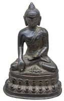 铜制佛像，袈裟上有雕刻纹样。汉藏风格？可能为19世纪