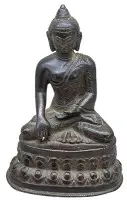 Bronzebuddha med graverede mønstre på kasaya-dragten. sinotibetansk?, formentlig 1800-tallet