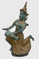 Figurine en bronze thaïlandaise d'un musicien céleste avec tambour, patinée et dorée au feu, H 20 cm