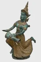 Thailandsk bronzefigur af himmelsk musiker med tromme, patineret og forgyldt, h. 20 cm