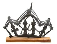 Indisk husalter, formentlig bronze stærkt patineret, på træ, h. 14 cm, b. 20 cm (uden træ), alder?