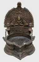 Antik indisk tempelolielampe (diya) af bronze eller kobberlegering fra det 19. århundrede. H 13 cm, B 10 cm