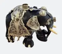 Processionselefant-skulptur af udskåret træ, sølv og glascabochoner, fra Sri Lanka, højde 5,5 cm, længde 8 cm