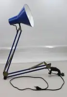Blå vintage skrivebordslampe eller arkitektlampe i industristil med parallelogram-ledarm, fjedre og bordklemme