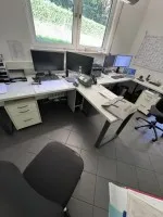 1 套办公桌设备,含 2 个工位和 2 个带轮档案柜