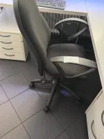 1 kontorstol med armlæn