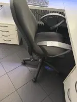1 كرسي دوار بمساند ذراعين