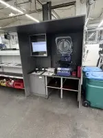 1 tavolo da lavoro con incapsulamento, PC e monitor