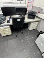 1 bureau met 2 rolcontainers en bureaustoel