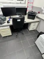 1 scrivania con 2 cassettiere mobili per fascicoli e sedia girevole
