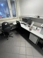 2 combinazioni angolari con in totale 3 contenitori mobili per fascicoli e 3 sedie girevoli