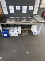 1 张工作台,配 4 个不锈钢清洗容器