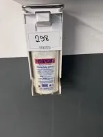 1 个手部卫生分配器，壁挂式