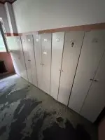 1 posizione: arredi come armadietti, sedute e armadi per fascicoli