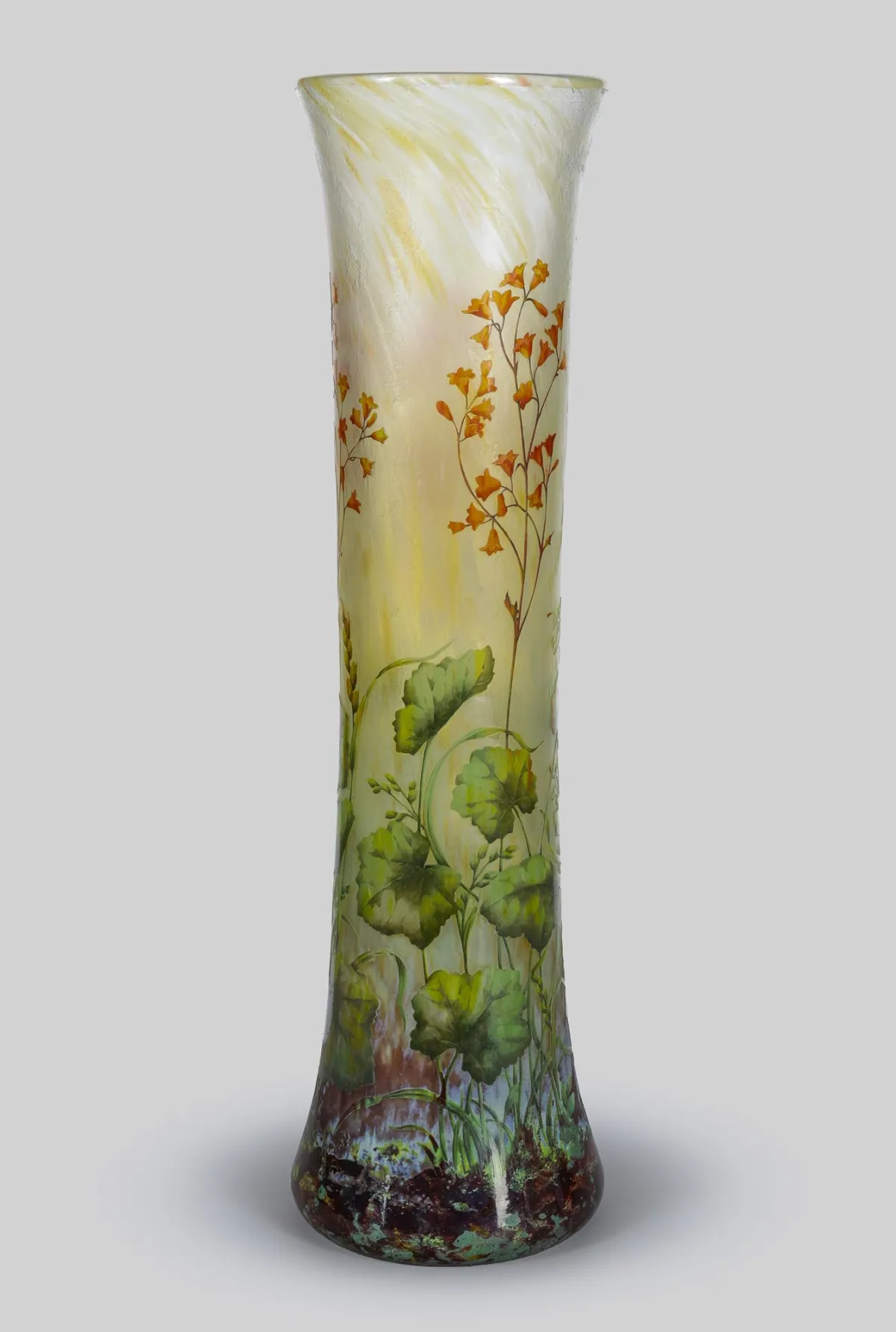 Vase, sign. Daum Nancy, farveløst glas, grøn og rød overfang, ætset dekor "Klokker", delvist syrepoleret, på gul baggrund, H =…