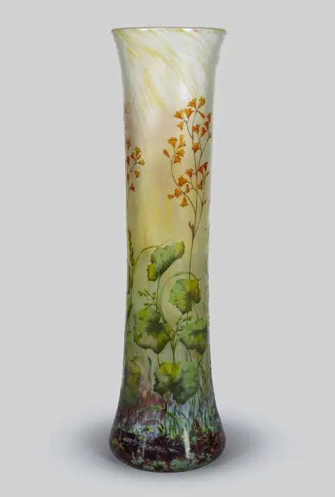 Vase, sign. Daum Nancy, farveløst glas, grøn og rød overfang, ætset dekor "Klokker", delvist syrepoleret, på gul baggrund, H =…
