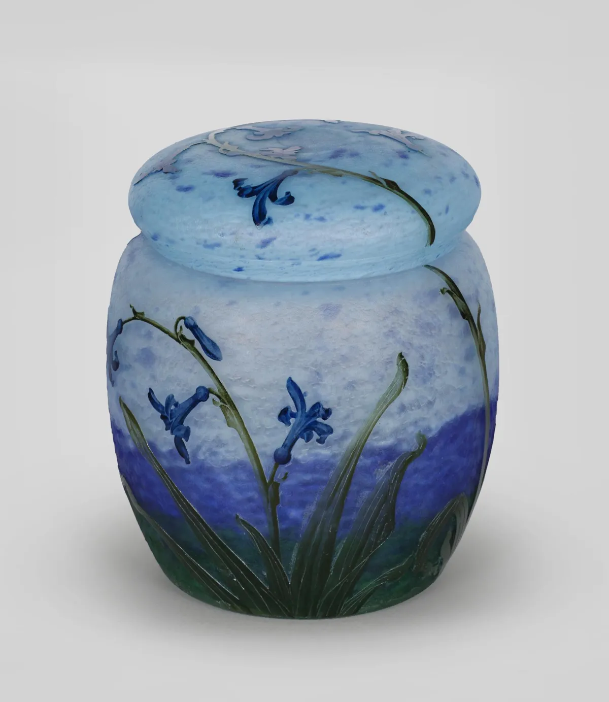Dåse, sign. Daum Nancy, farveløst glas, grøn overfang, ætset og med emaljefarver malet dekor "Havenhyacinter", på blå-violet-grøn mat baggrund, H = 14 cm (41733-4)