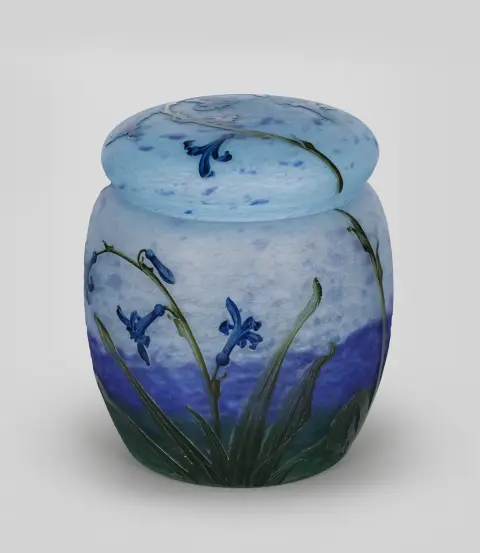 Dåse, sign. Daum Nancy, farveløst glas, grøn overfang, ætset og med emaljefarver malet dekor "Havenhyacinter", på blå-violet-grøn mat baggrund, H = 14 cm (41733-4)