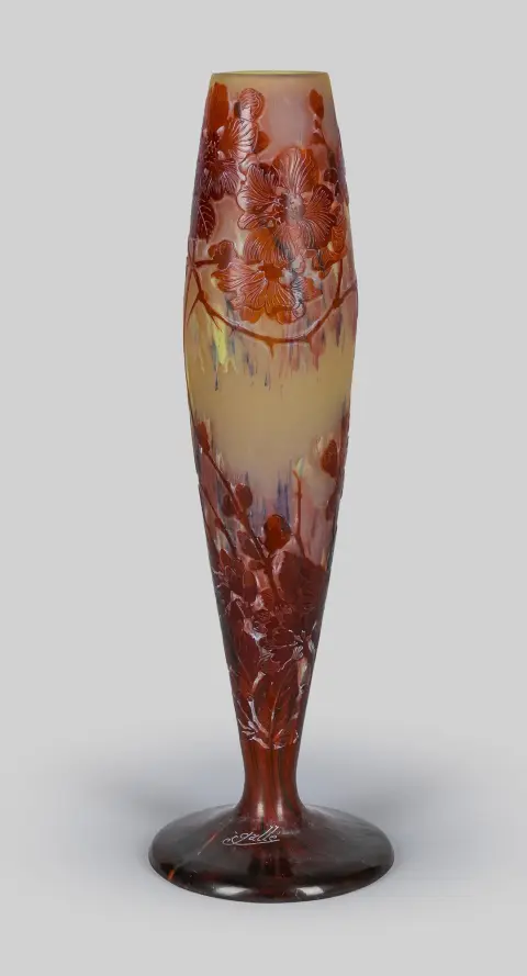 Vase, Emile Gallé, signeret, farveløst glas, rød overfang, ætset dekor «Hundrose», delvist syrepoleret, på gul og blå matteret baggrund, højde = 35 cm, fod med stød (41733-3)