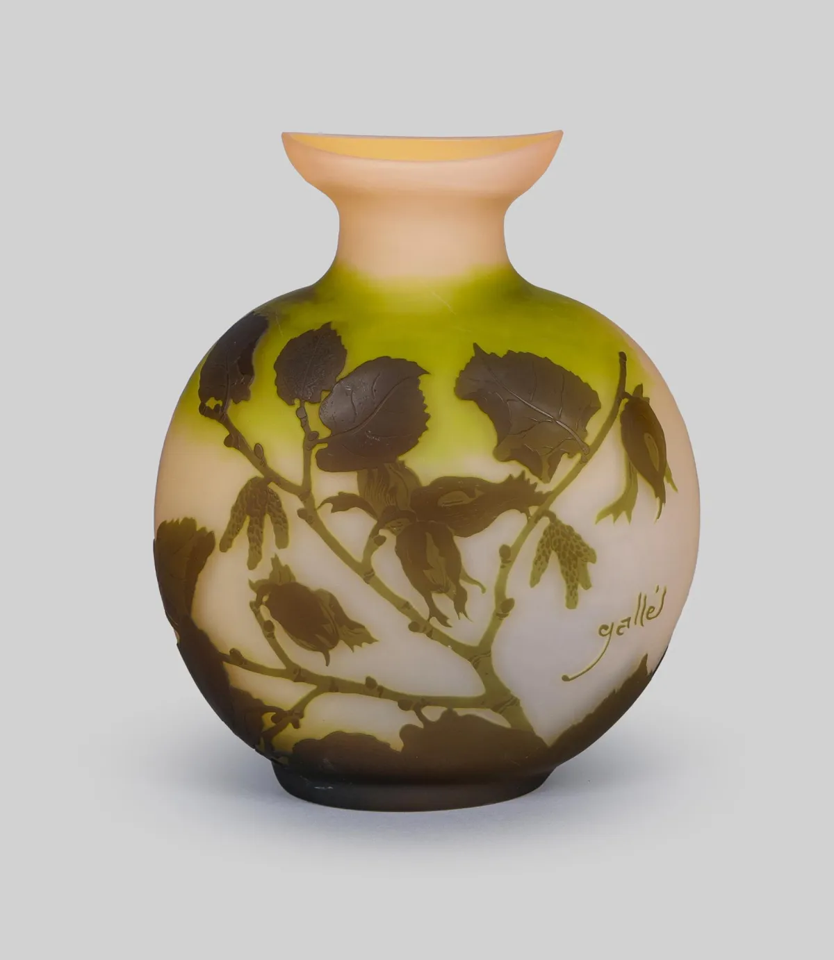 Vase, Emile Gallé, signeret, farveløst glas, grøn overfang, ætset dekor «Hasselgrene», på abrikos- og grønfarve baggrund, højde = 21 cm (41733-5)