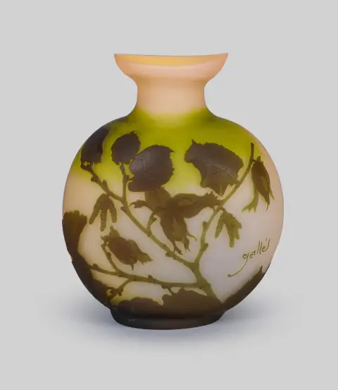 Vase, Emile Gallé, signeret, farveløst glas, grøn overfang, ætset dekor «Hasselgrene», på abrikos- og grønfarve baggrund, højde = 21 cm (41733-5)