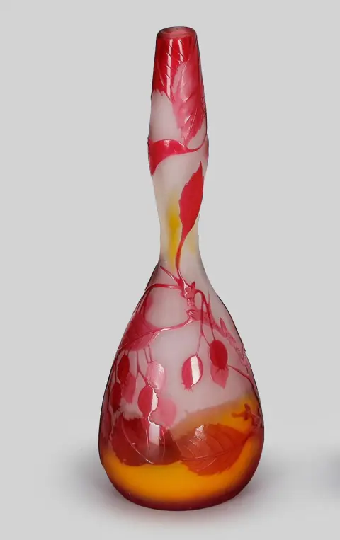 Vase, Emile Gallé, signeret, farveløst glas, rød overfang, ætset dekor «Hyben», syrepoleret, på delvist gul matteret baggrund, højde = 20 cm (41733-6)