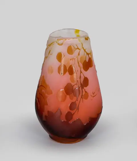 Vase, Emile Gallé, signeret, farveløst glas, rød overfang, ætset dekor «Vin», højde 8 cm, indvendig kant med afslag (41733-8)