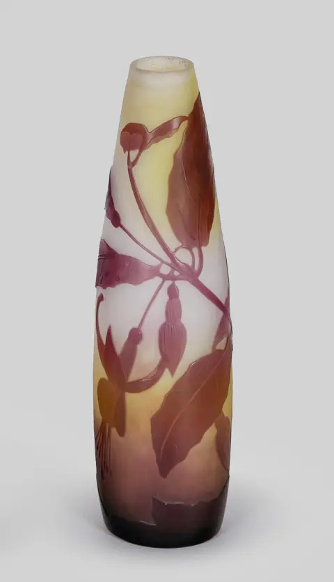 Vase, Emile Gallé, signeret, farveløst glas, ametystfarvet overfang, ætset dekor «Fuchsia», på delvist gul matteret bund, højde 17,5 cm