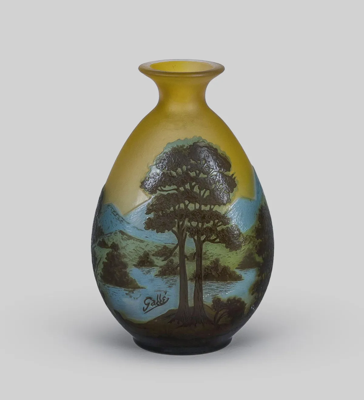 Emile Gallé, signeret, farveløst glas, blå og grøn overfang, ætset dekor som bjerglandskab, på gul matteret bund, delvist syrepoleret, højde 22,5 cm