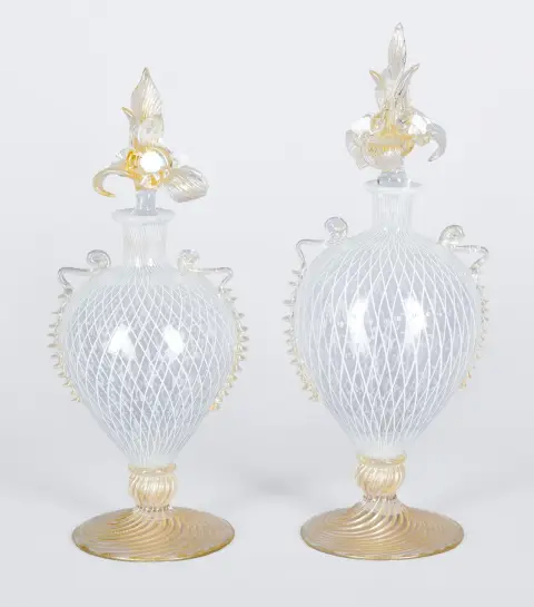 To karafler, Murano, farveløst glas med hvide trådindsmeltninger og guldindeslutninger, H = 28 cm og 30 cm, en blomst med stød…