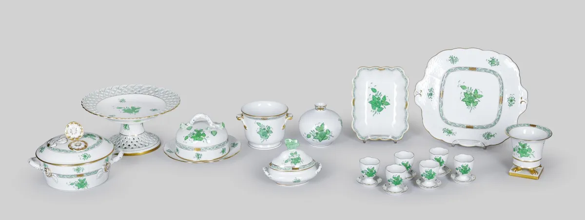 Herend，Apponyi 绿色，包括：带风格化柠檬钮的带盖碗、餐桌摆件、黄油盒、花盆、球形花瓶、带…