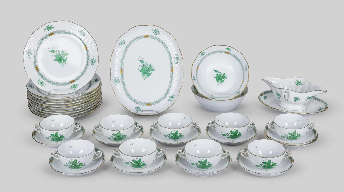 餐具，Herend，Apponyi 绿色，包括：十只餐盘、九只汤杯配十只茶碟、两只碗、托盘，长 = 31 厘米，以及…