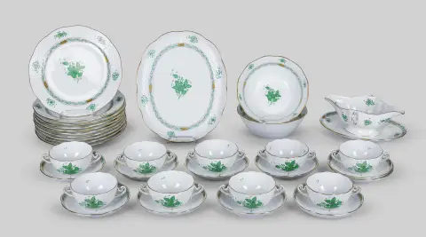 Spisestel, Herend, Apponyi Grøn, som: ti menutallerkener, ni suppekopper med ti underkopper, to skåle, fad, L = 31 cm, og…